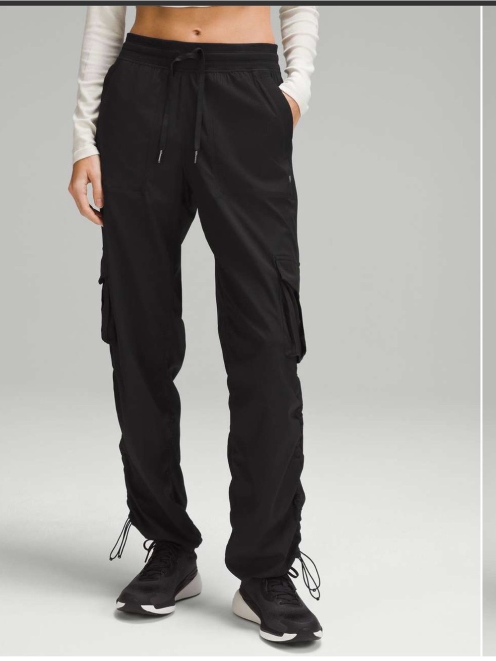 Lululemon Relaxed Fit Mid-Rise Cargo Pant. Black. XL.